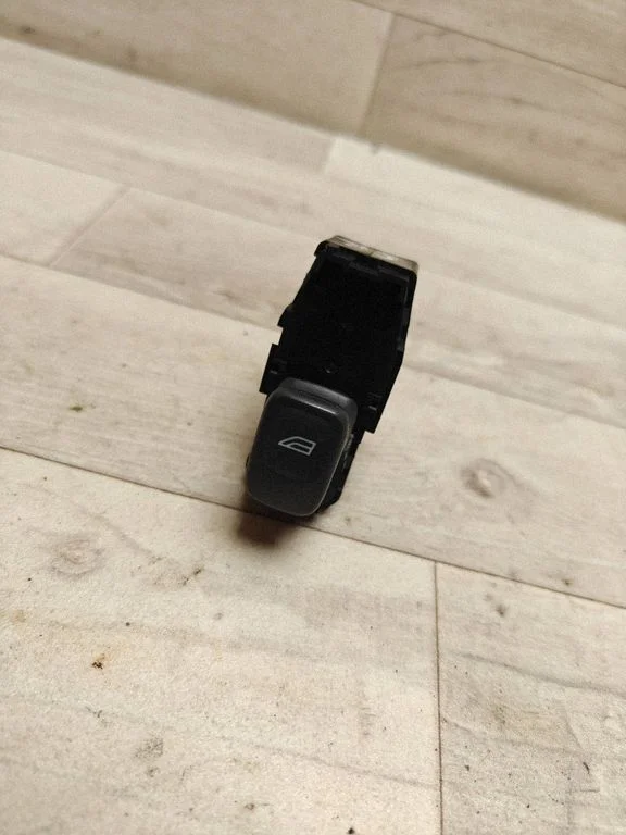 Electric window control switch 9476696
