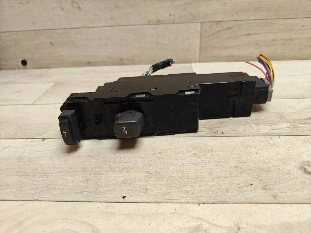 Electric window control switch – front right