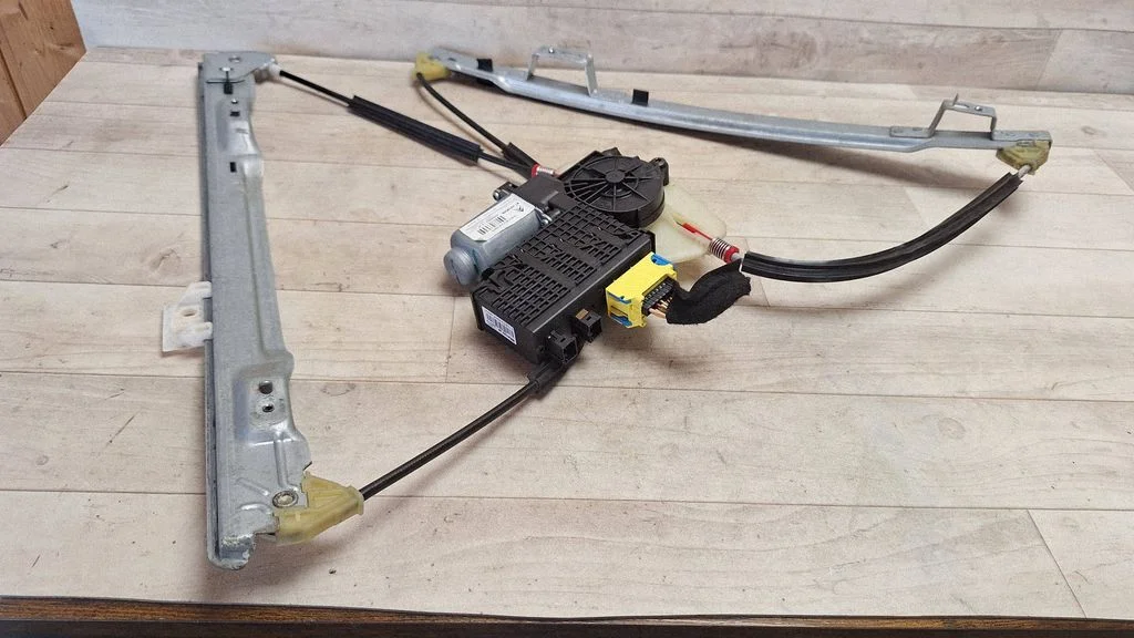 Front door window regulator with motor 9674032580