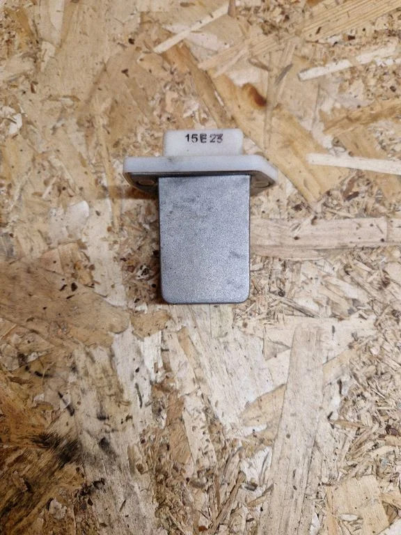 Salongipuhuri takisti 15E23
