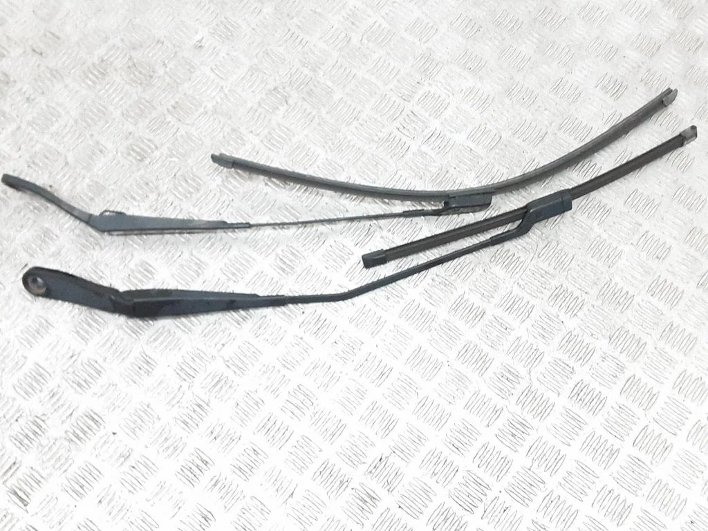 Windshield/front glass wiper blade 30753530