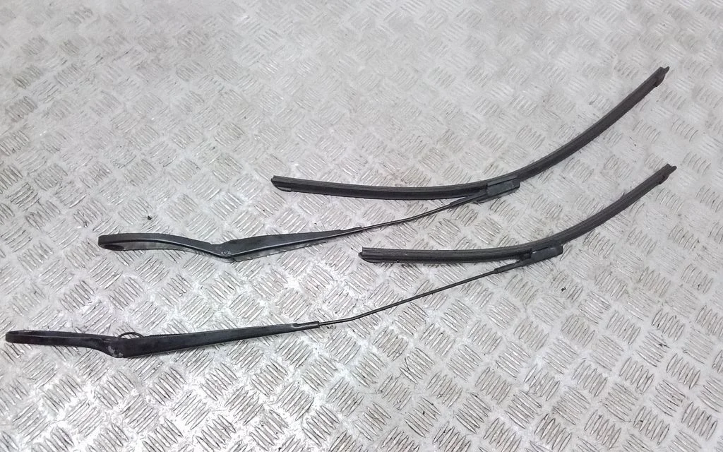 Windshield/front glass wiper blade 8623160