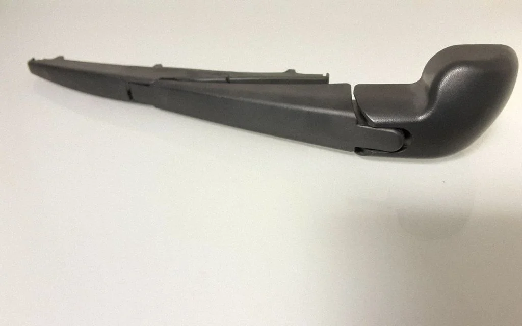 Rear wiper blade arm