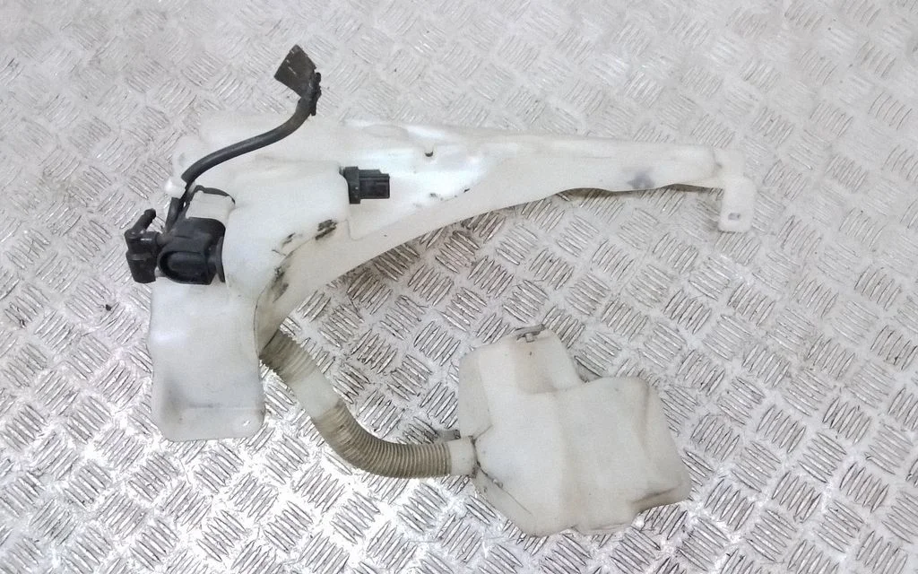 Windshield washer fluid reservoir/tank – Volvo C30 (2007-2010)