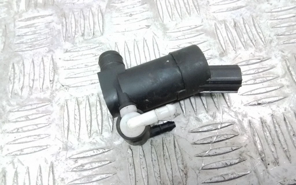 Windscreen/windshield washer pump – Volvo V70 (2008-2013)