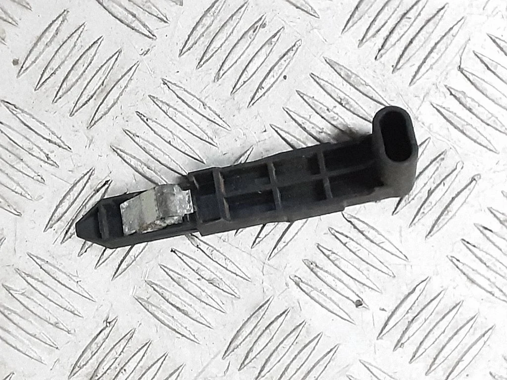 Headlight/headlamp mounting bracket 30763155