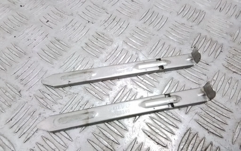 Headlight/headlamp mounting bracket 30678340