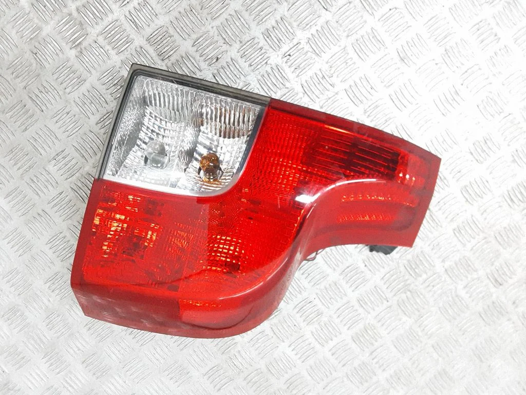 Lampa tylna w błotniku 30678990