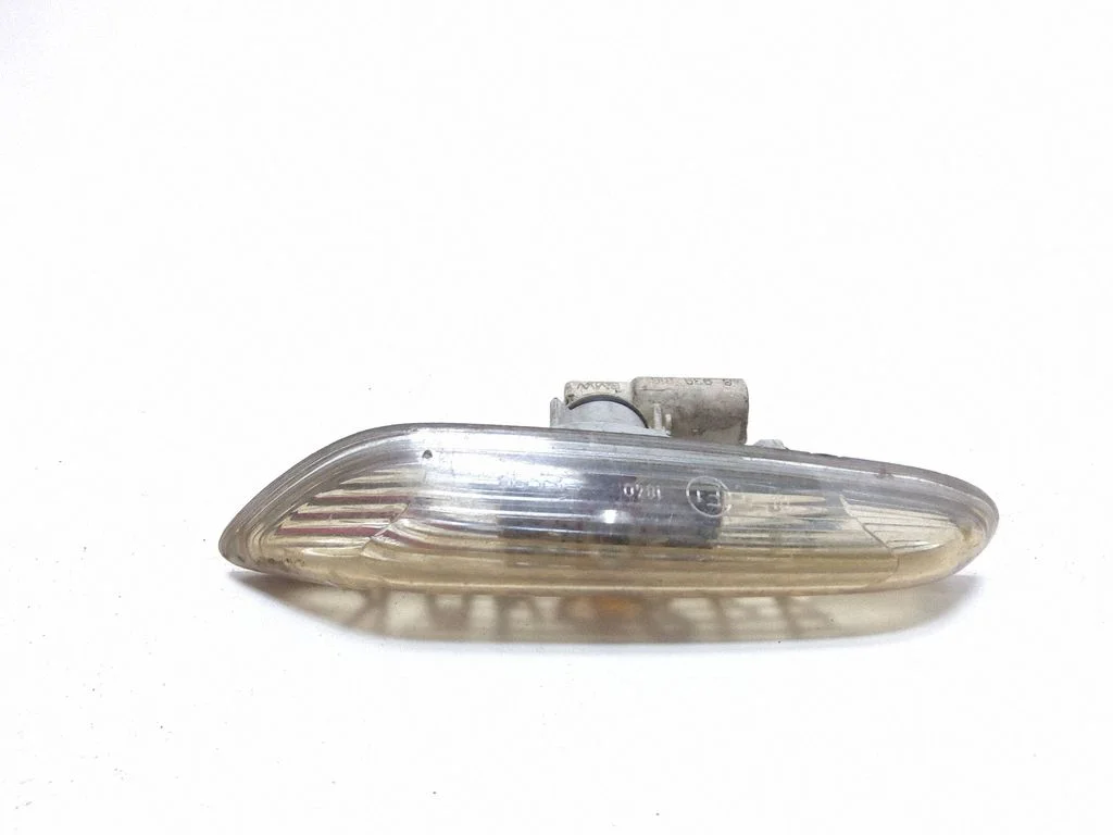 Front fender indicator light 6932997