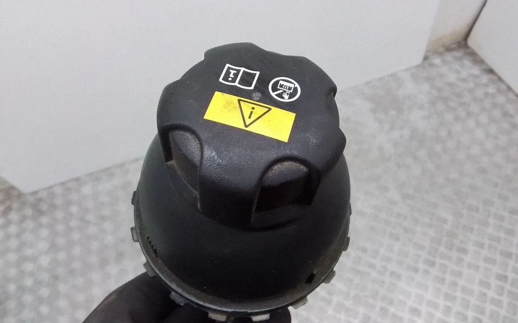 Coolant expansion tank/reservoir 7604431