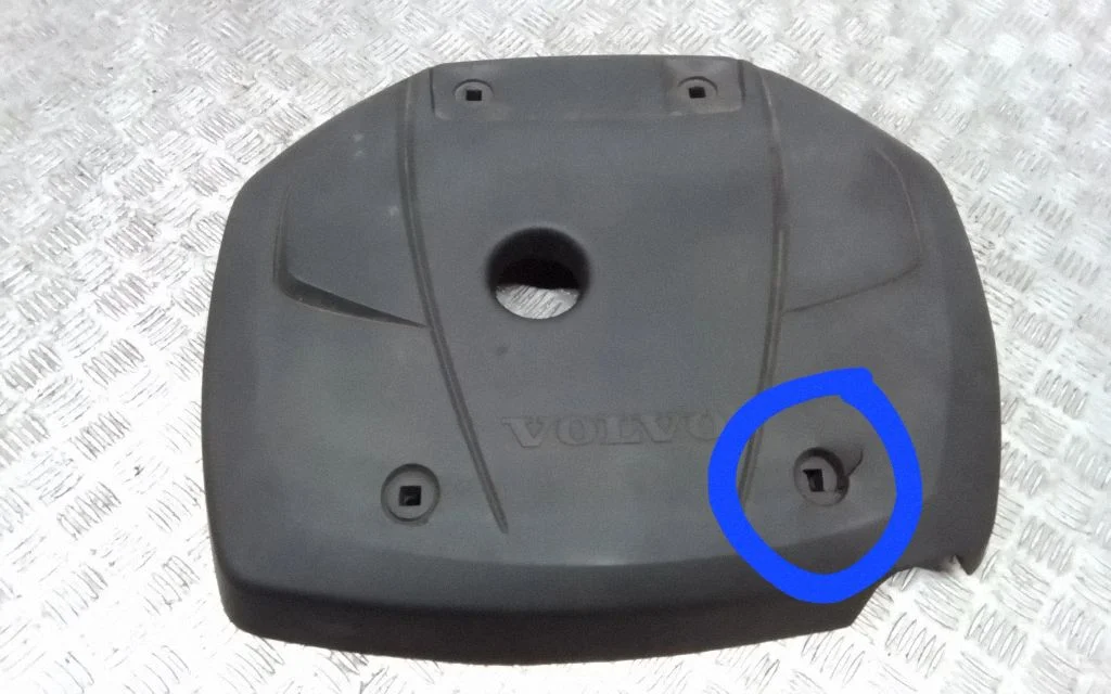 Engine cover (trim) 31338074
