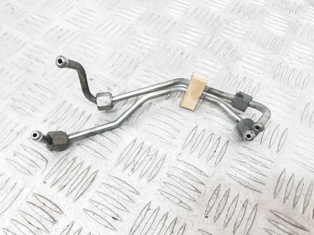 Fuel injector supply line/pipe – Volvo V70 (2005-2008)