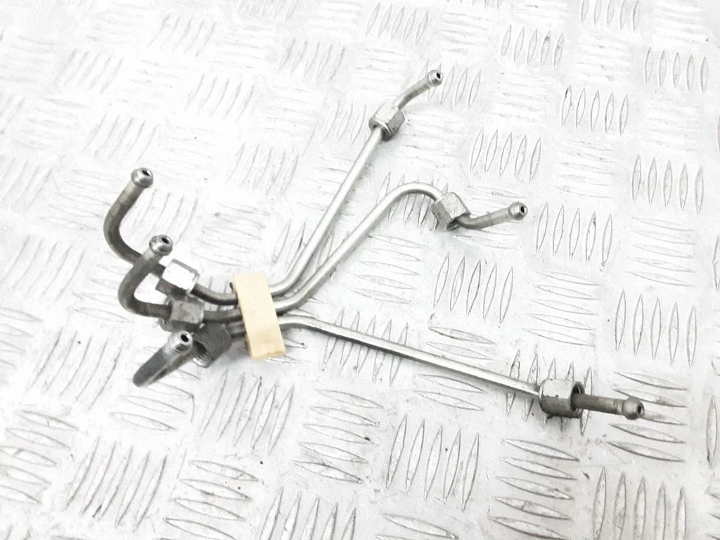 Fuel injector supply line/pipe – Volvo V50 (2004-2007)