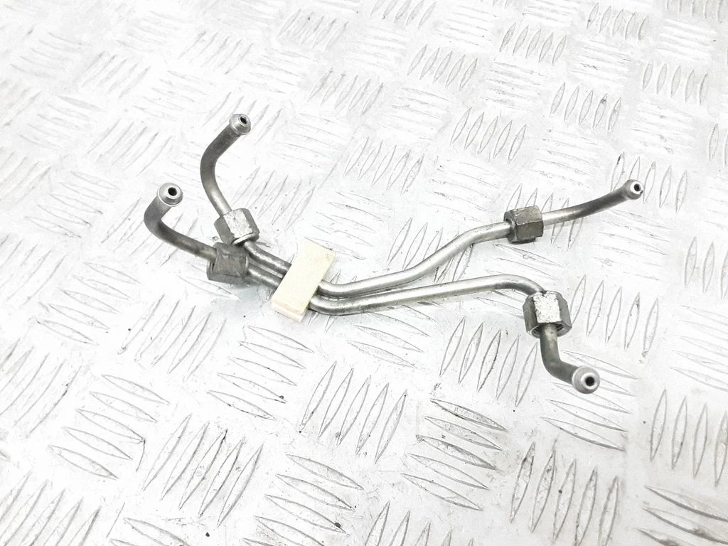 Fuel injector supply line/pipe – Volvo V50 (2004-2007)