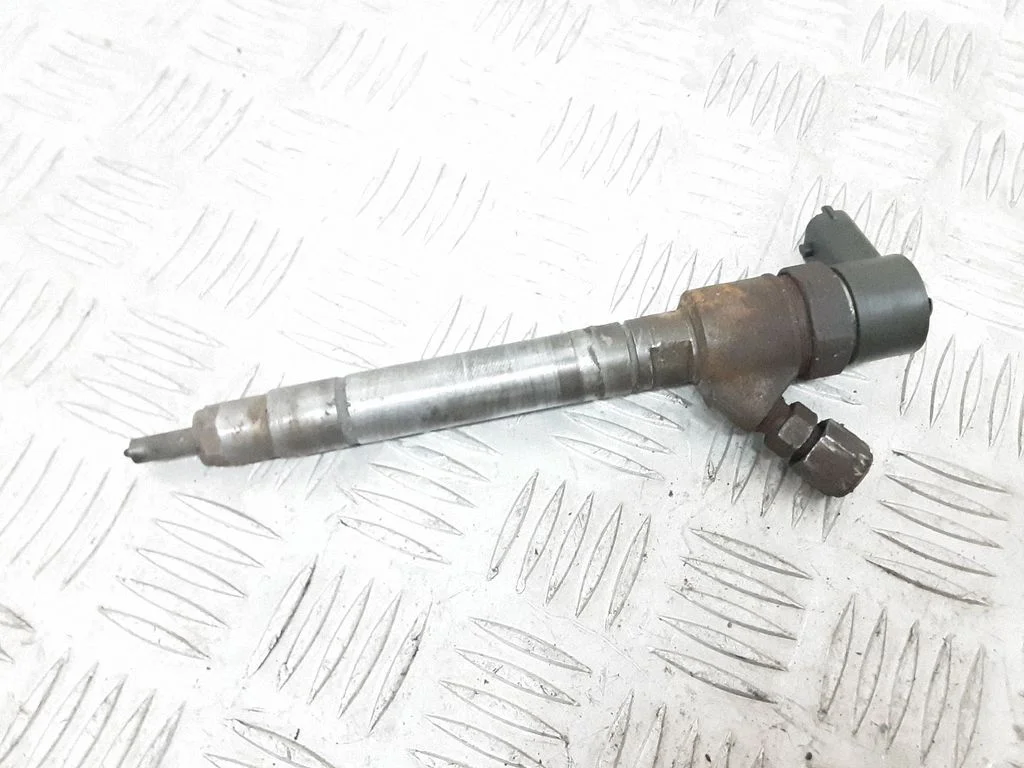 Fuel injector supply line/pipe – Volvo V70 (2005-2008)