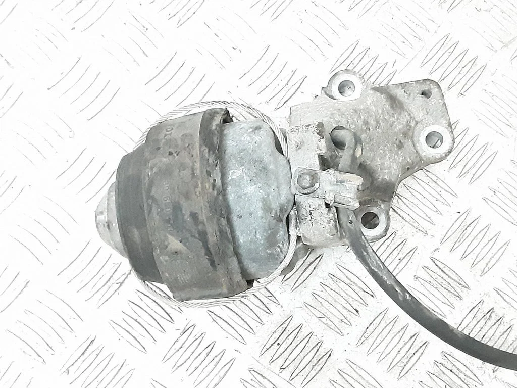 Engine mount bracket 30680751