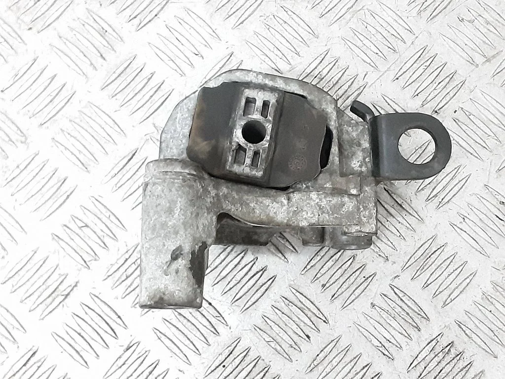 Engine mount bracket 30741583
