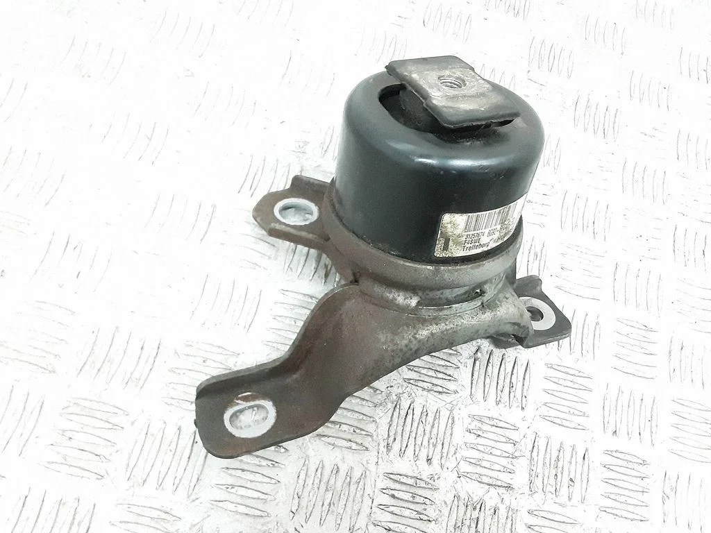 Engine mount bracket 31257674