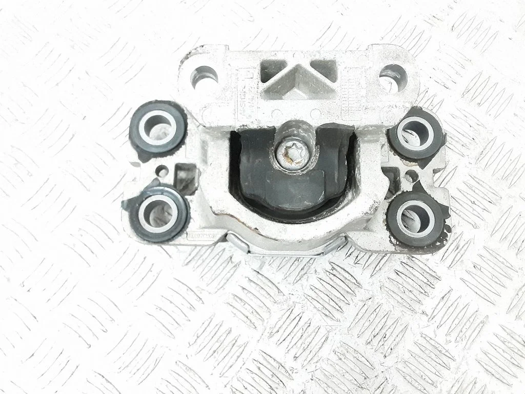 Engine mount bracket 31316877
