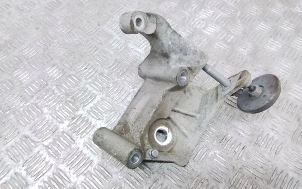 Engine mounting bracket 31430470