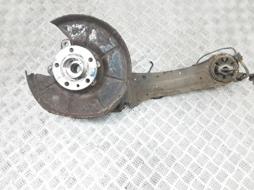 Rear wheel hub 7G915A968