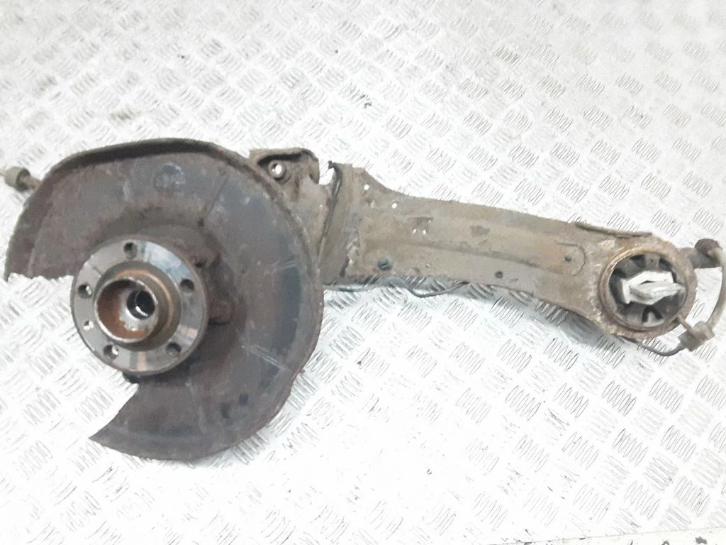 Rear wheel hub 7G915A969