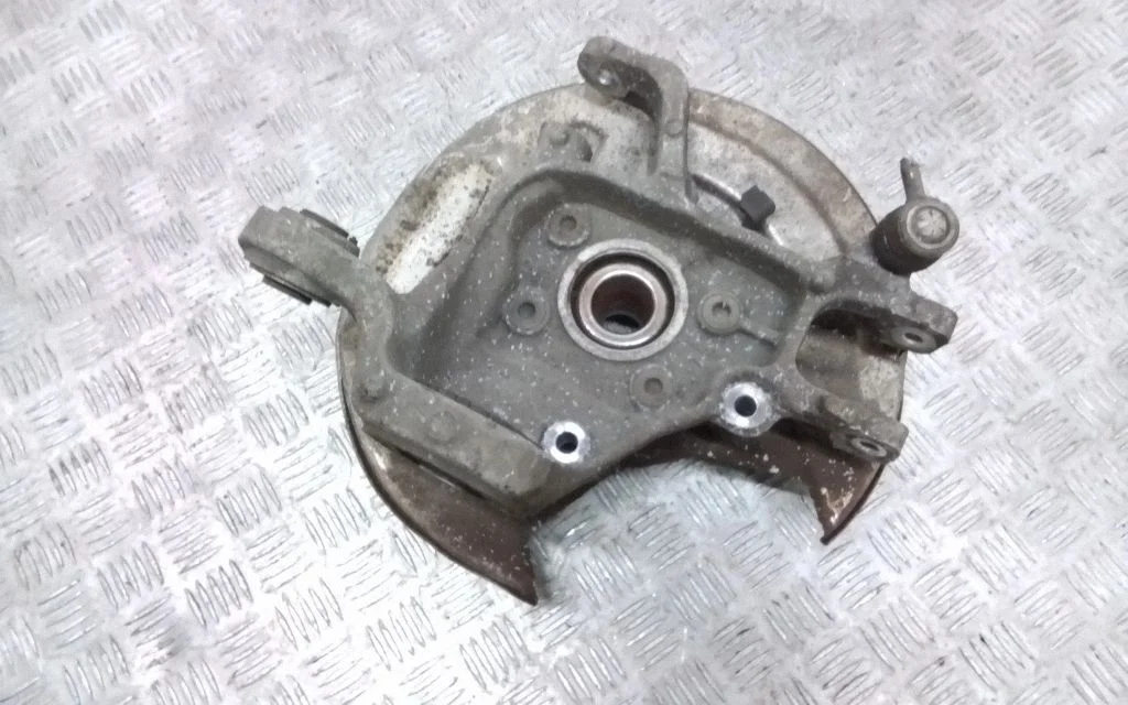 Rear wheel hub – rear left