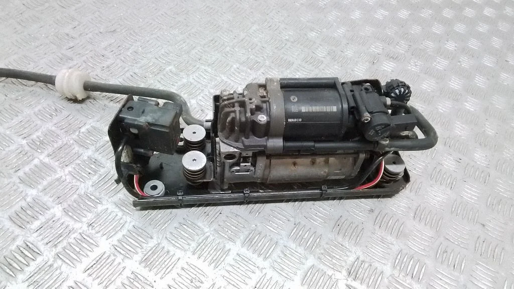 Air suspension compressor/pump – BMW 7 Series F01 F02 F03 F04 (2008-2016)