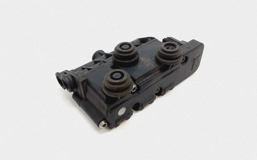 Air suspension control unit module (rear) – Land Rover Discovery 3 - LR3 (2005-2009)