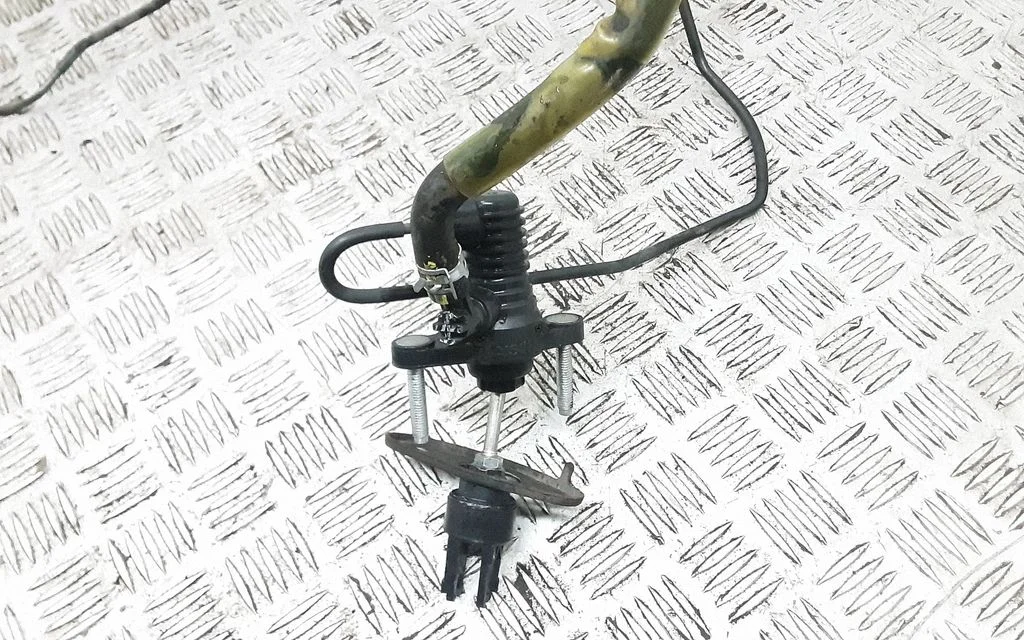 Clutch slave cylinder – Toyota RAV 4 (XA30) (2006-2016)