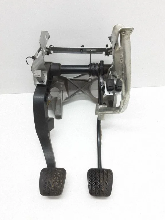 Clutch pedal mounting bracket assembly – Saab 9-3 Ver2 (2003-2007)