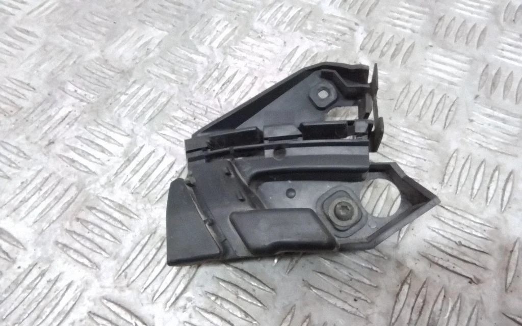 Front bumper mounting bracket 30655935