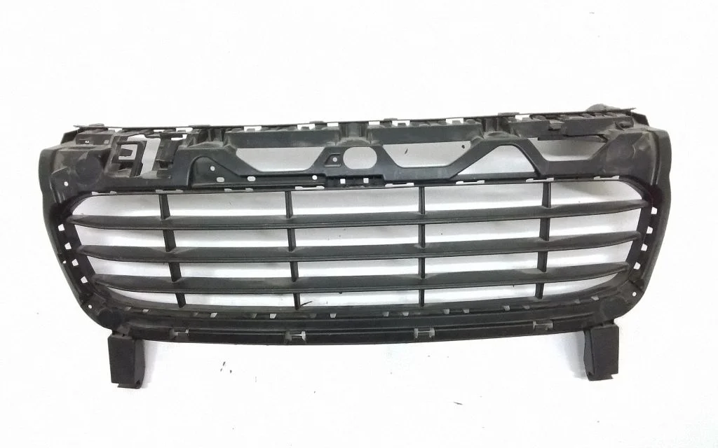 Front bumper upper radiator grill 7P5807683M