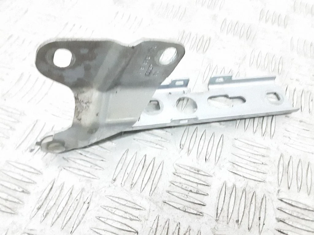 Engine bonnet/hood hinges 8U0823321