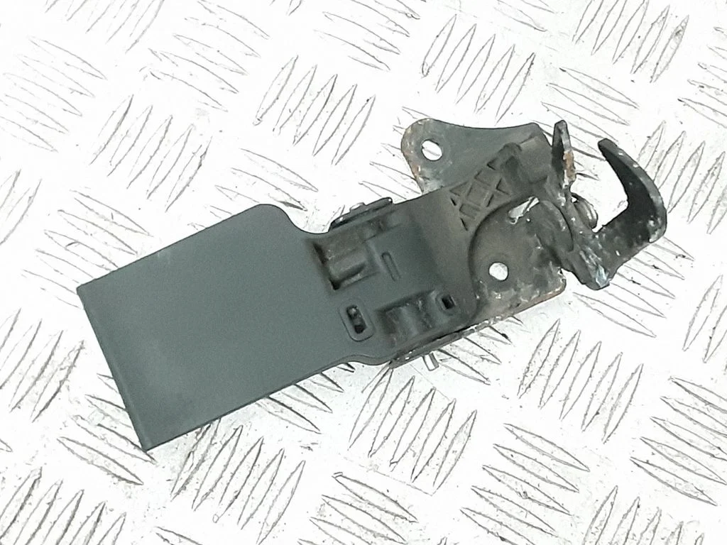 Engine bonnet/hood lock/catch 8U0823480B