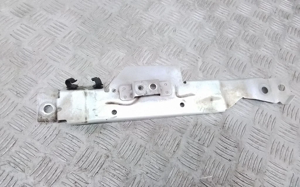 Fender mounting bracket