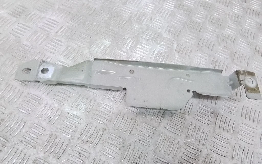 Fender mounting bracket