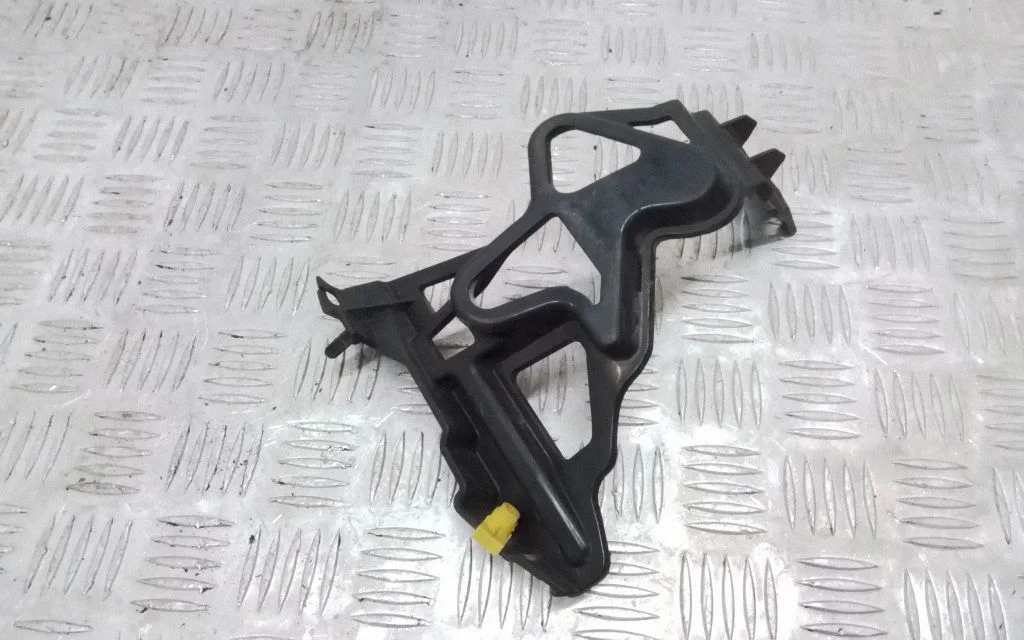 Fender mounting bracket 7046352