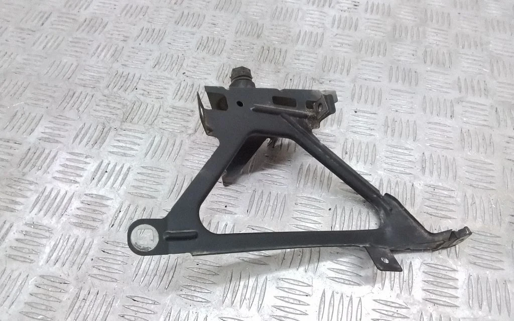 Fender mounting bracket 7184179
