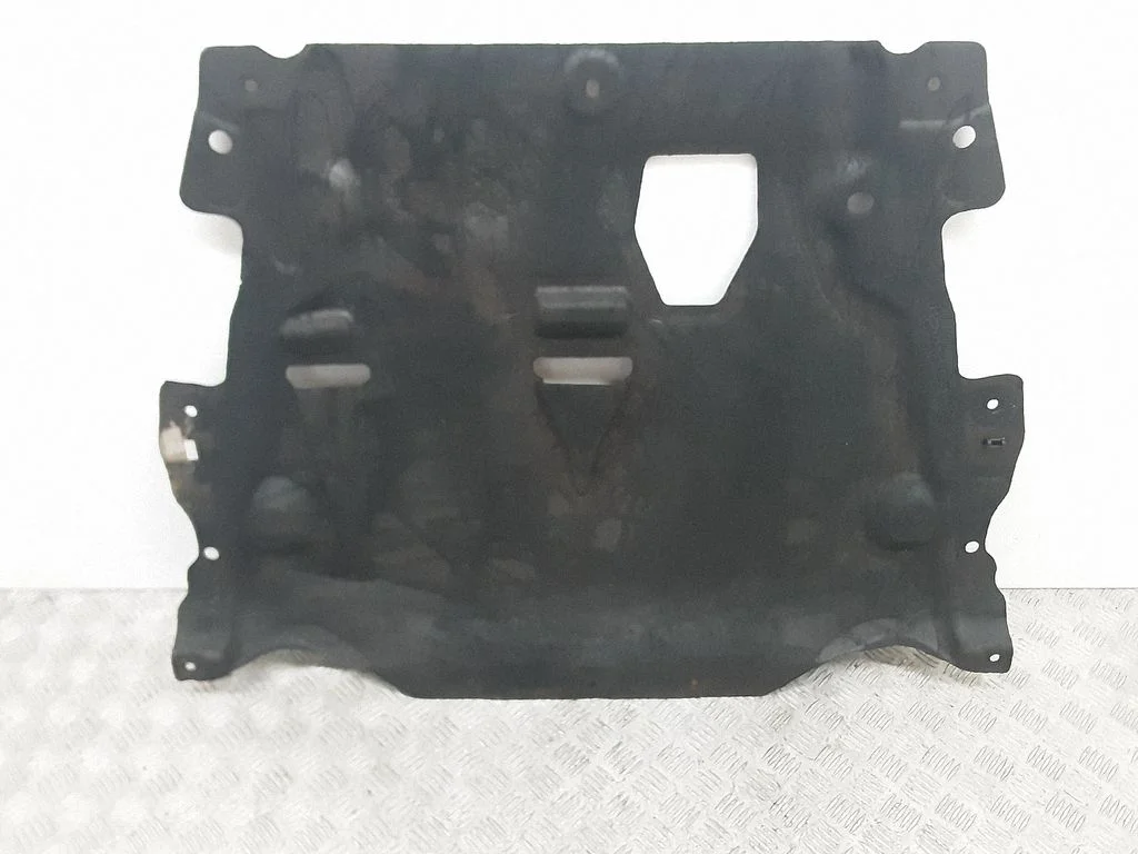 Engine splash shield/under tray AG9N6P013DB