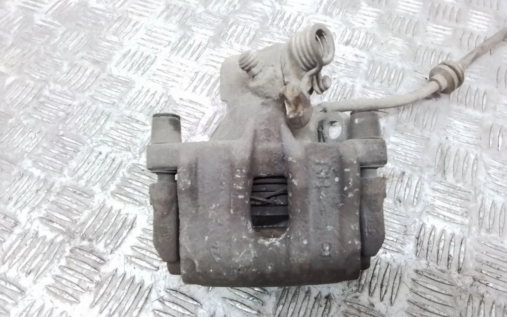 Rear brake caliper – rear right