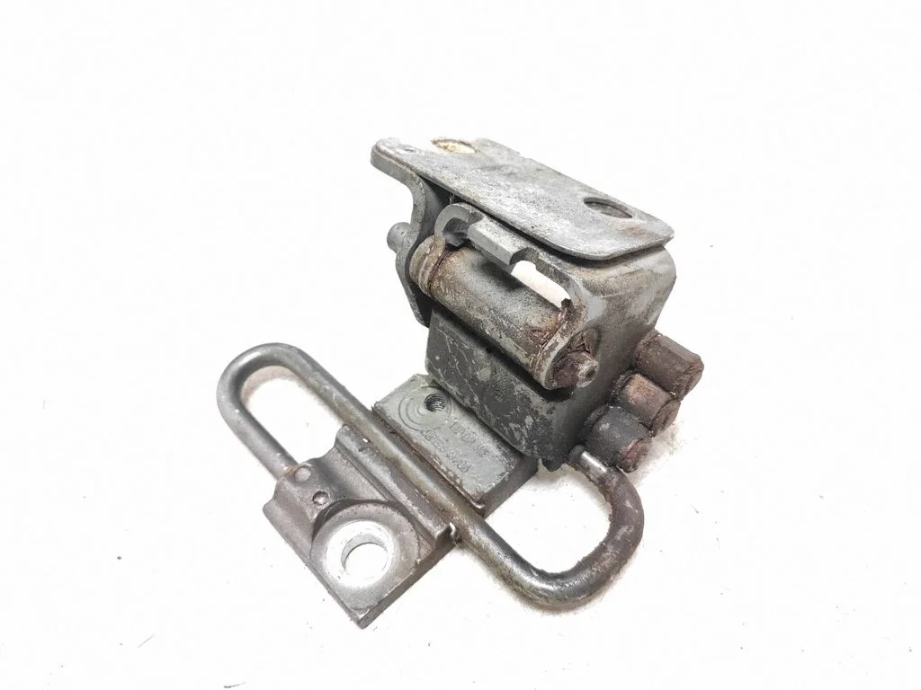 Front door lower hinge – Audi Q7 4L (2005-2015)