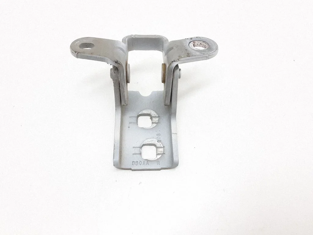 Front door lower hinge – Chrysler Town & Country V (2008-2016)
