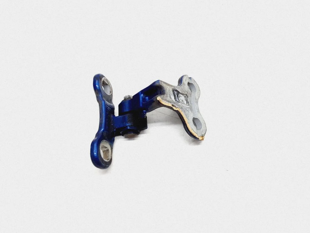 Front door upper hinge – Volvo V50 (2004-2007)