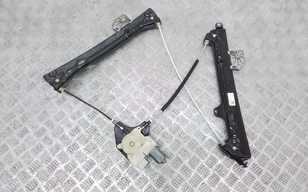 Front door window regulator with motor 7290858