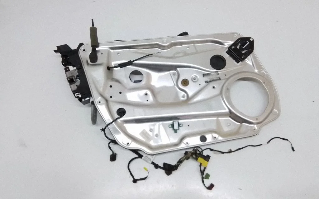 Front window lifting mechanism without motor – Mercedes-Benz GLK-Class (X204) (2008-2016)
