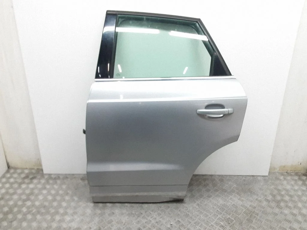 Rear door 8U083311D