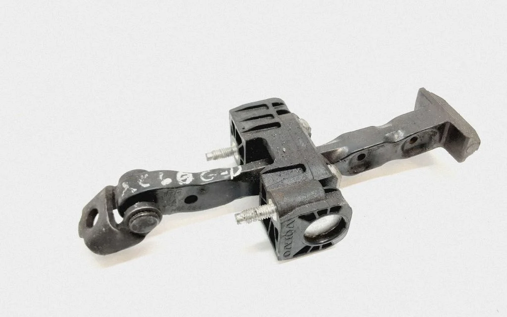 Tagaukse avamispiiraja – Volvo XC60 (2009-2013)