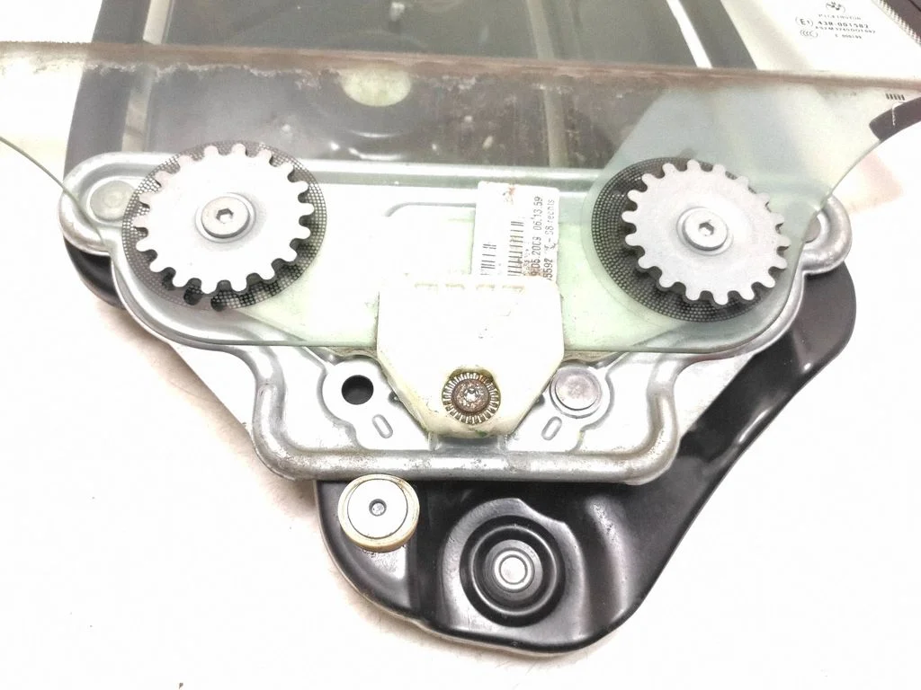 Podnośnik szyby tylnej z silniczkiem – BMW Seria 1 E82 E88 (2007-2014)