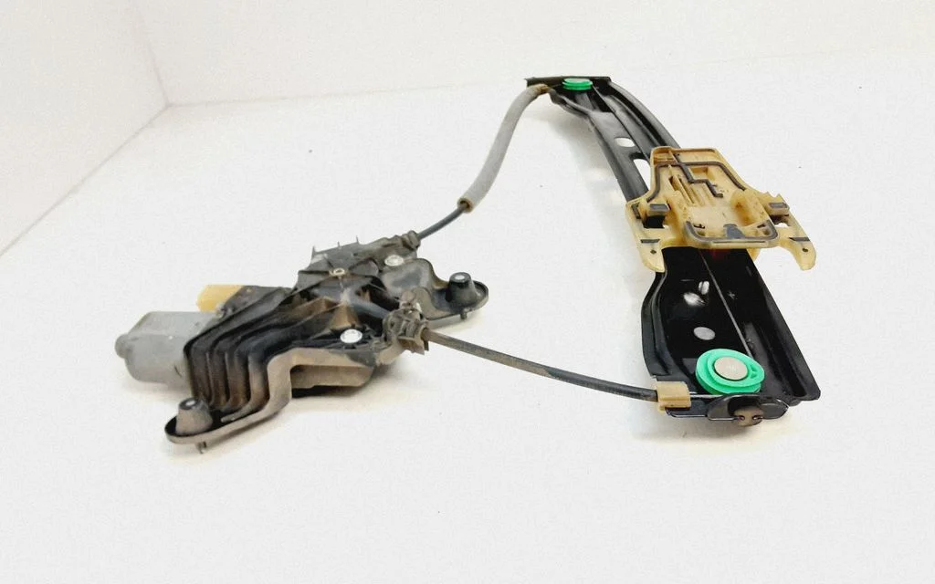 Rear door window regulator with motor C03720103